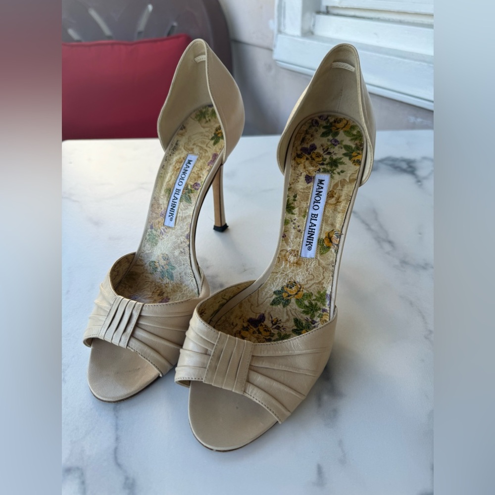Manolo Blahnik Tan Leather D’orsay Heels Open Toe Floral Insoles Size 39